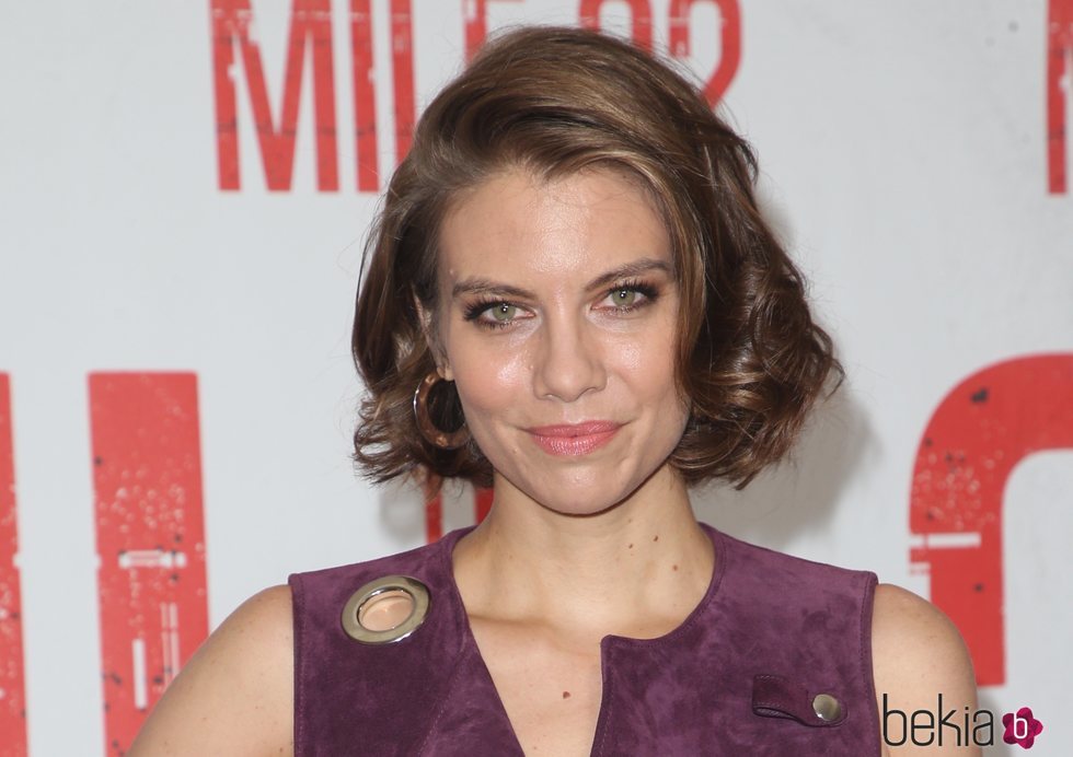 Lauren Cohan con una melena corta en la premiere de 'Milla 22' en Los Ángeles 2018