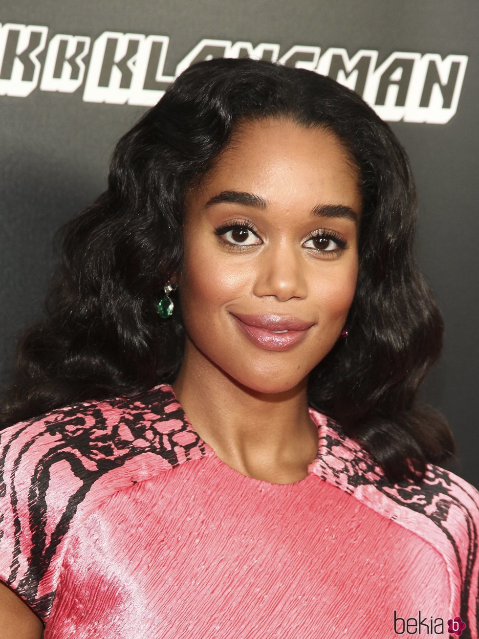 Laura Harrier con el cabello ondulado en la premiere de 'BlacKkKlansman' 2018