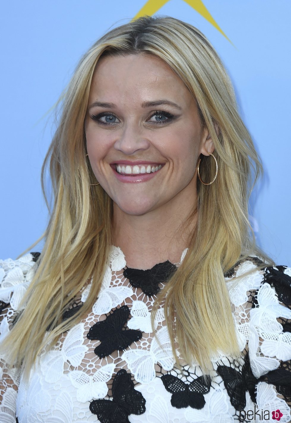 Reese Witherspoon con el cabello rubio en el lanzamiento del video 'Hello Sunshine' 2018