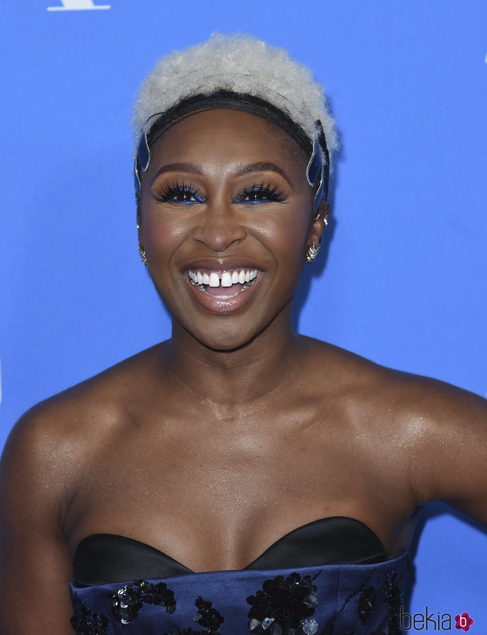 Cynthia Erivo con el cabello muy corto en el banquete de la asociación de prensa extranjera de Hollywood 2018