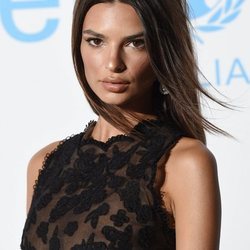 Emily Ratajkowski con el cabello liso en la Gala de Unicef en Porto Cervo 2018