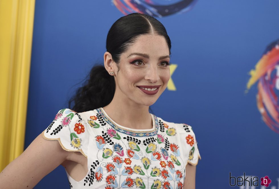 Anna Hopkins  con una coleta en los Premios Teen Choice 2018