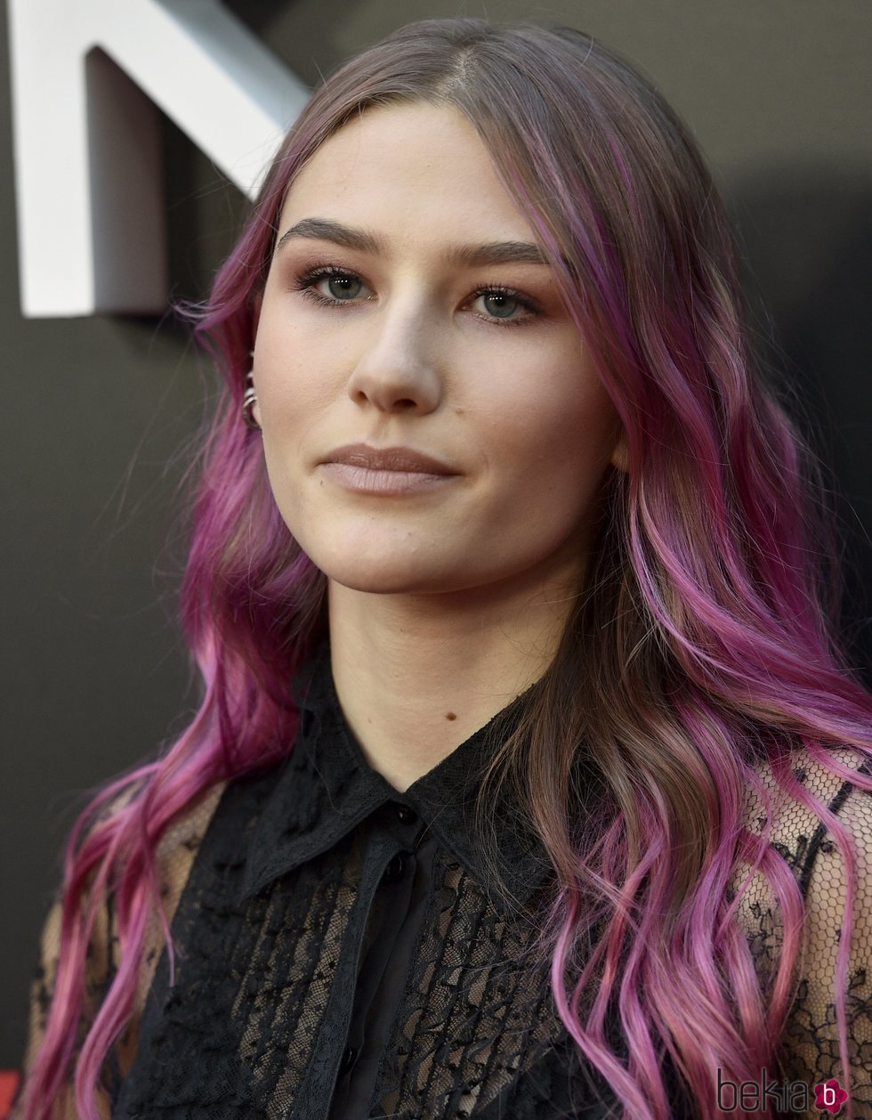 Sofia Hublitz con el cabello morado en el estreno de la segunda temporada de 'Ozark' 2018