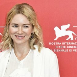 Naomi Watts con un maquillaje natural en la apretura del Festival de Cine de Venecia 2018