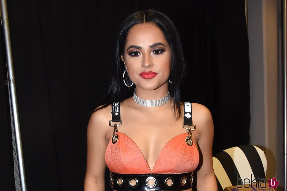 Becky G con unas sombras marrones en su concierto en Puerto Rico 2018