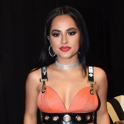 Becky G con unas sombras marrones en su concierto en Puerto Rico 2018