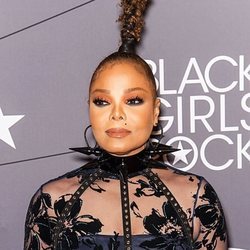 Jannet Jackson con una coleta extravagante en la alfombra roja de los 'Black Girl Rock' 2018