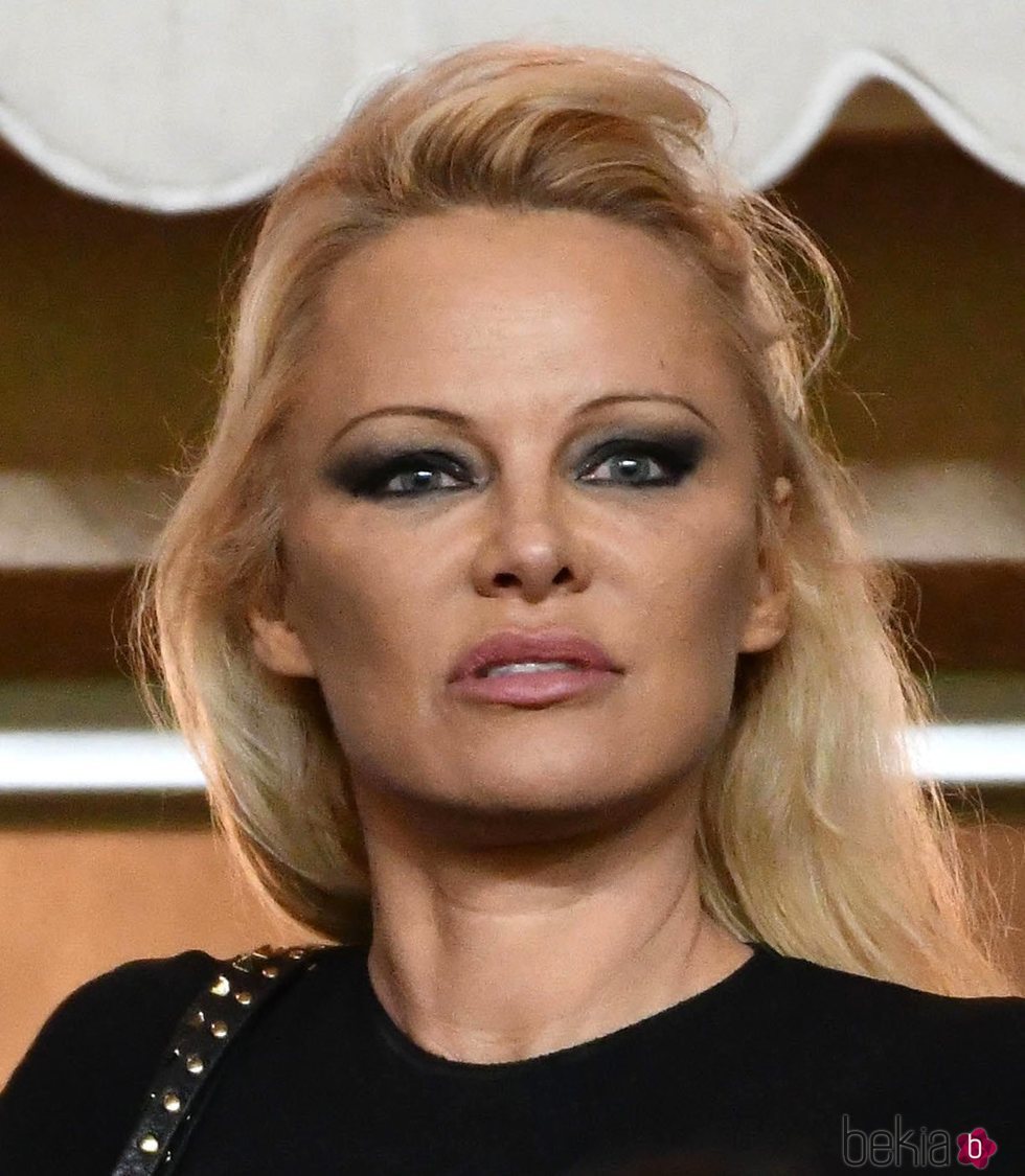 Pamela Anderson con un mal maquillaje en un partido de la Liga 1