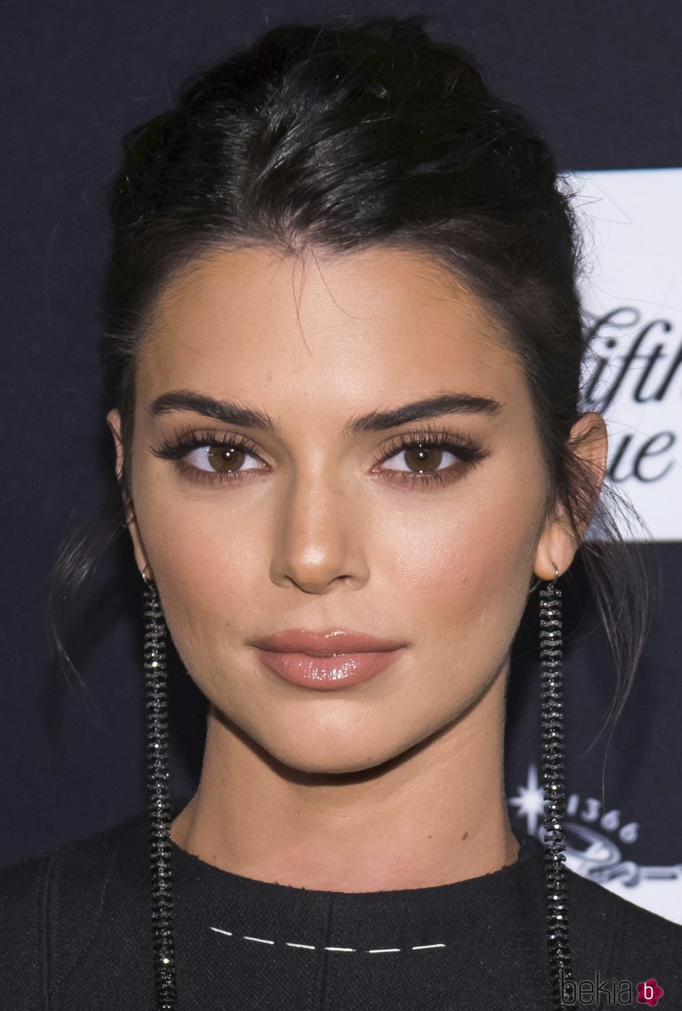 Kendall Jenner con un beauty en tonos tierra en la fiesta de Harper's Bazaar