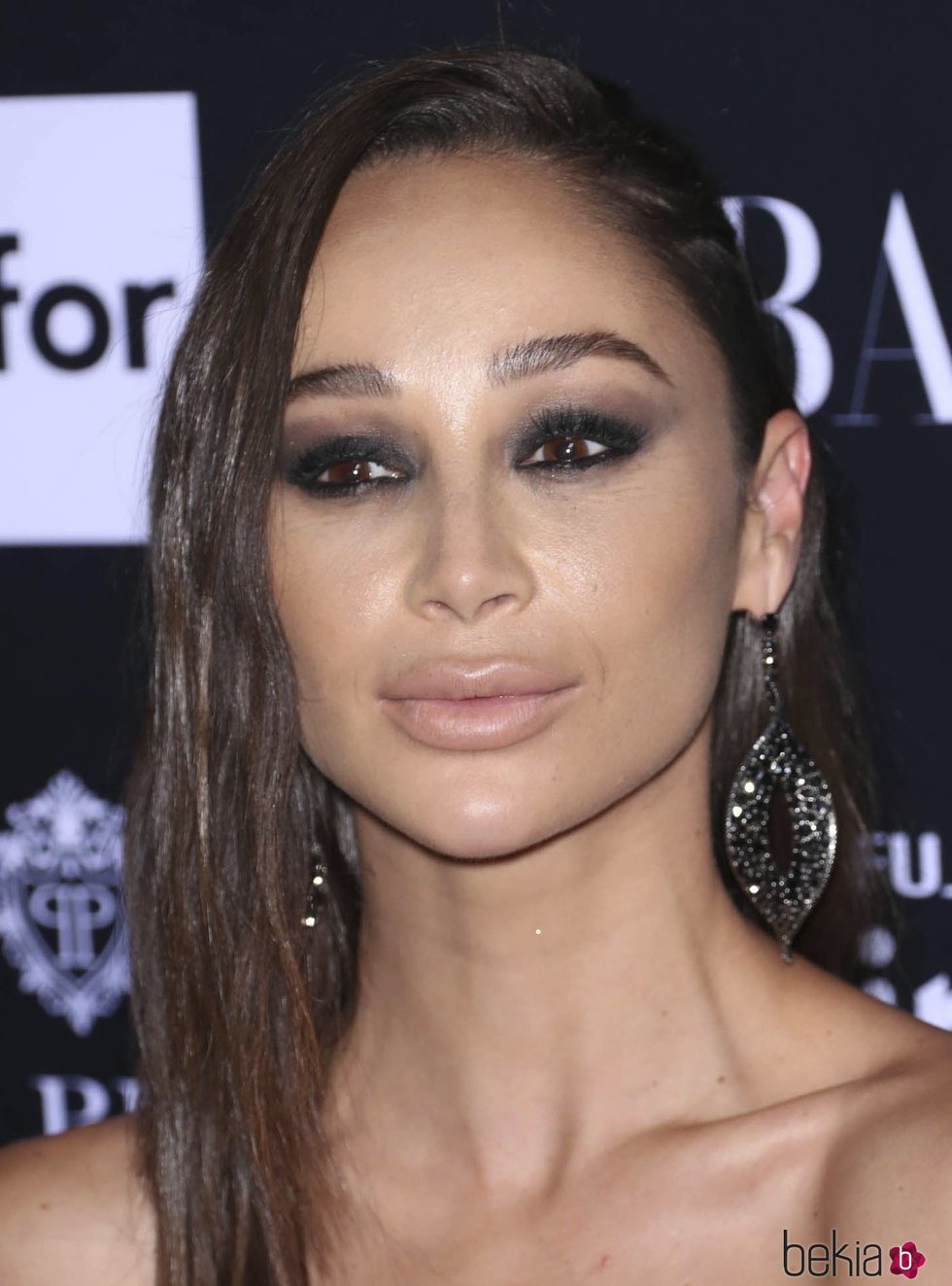 Cara Santana con un beauty de ojos ahumados en la fiesta de Harper's Bazaar