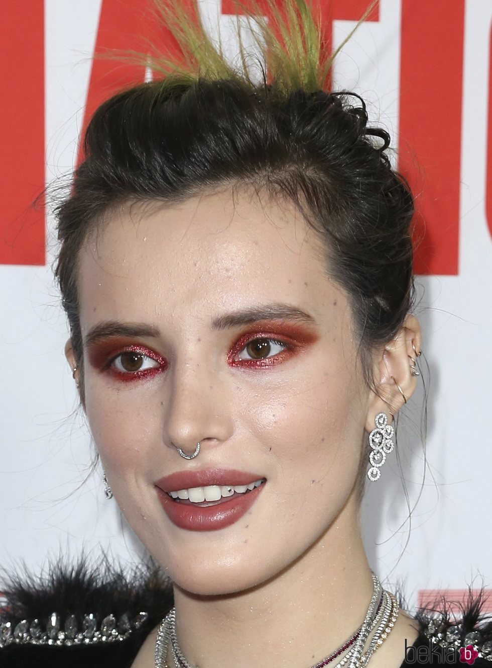 Bella Thorne con un excesivo beauty rojizo en la premiere de 'Assassination Nation'