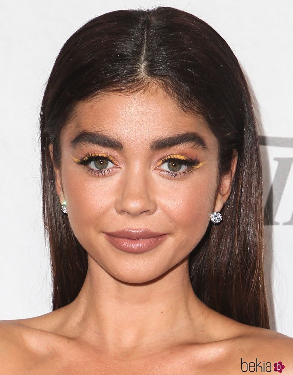 Sarah Hyland con una sombra naranja en la fiesta Variety And Women In Film's 2018 Pre-Emmy