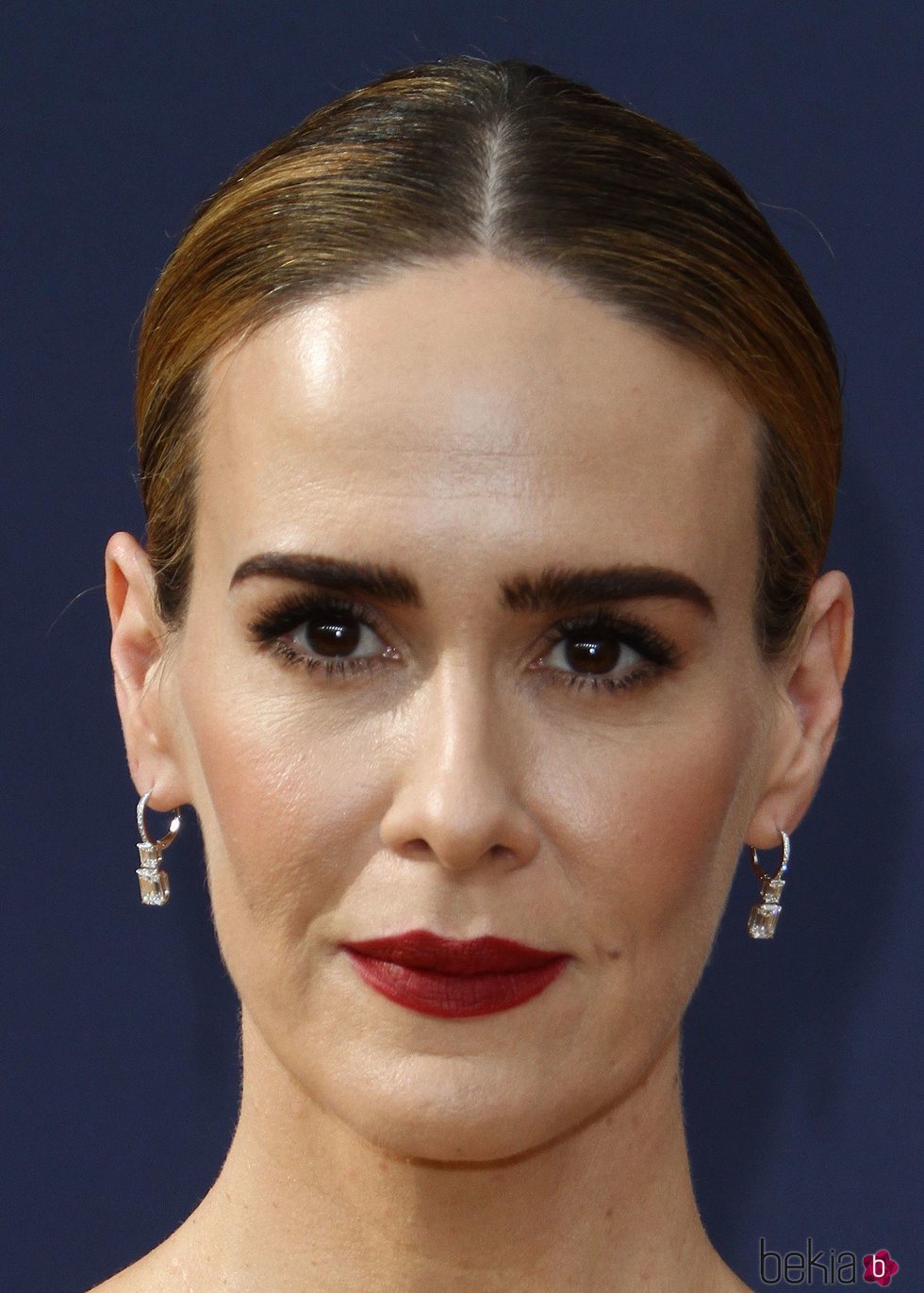 Sarah Paulson con un maquillaje oscuro en los Premios Emmy 2018