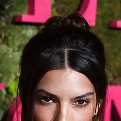 Emily Ratajkowski apuesta por los tonos marrones en la 'Green Carpet Fashion Awards' 2018