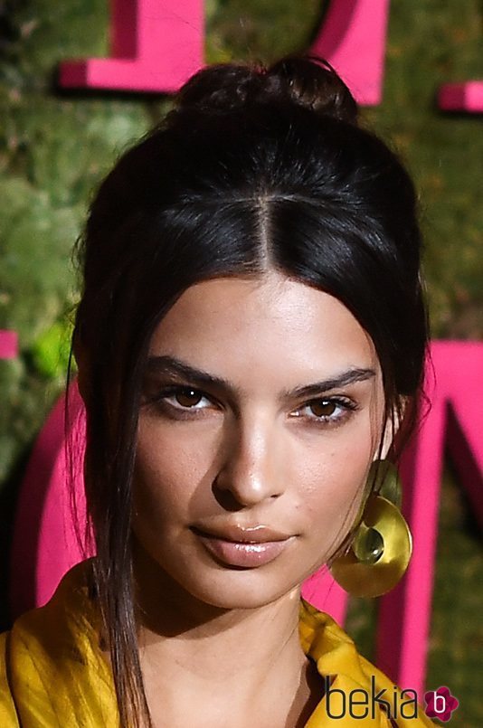 Emily Ratajkowski apuesta por los tonos marrones en la 'Green Carpet Fashion Awards' 2018