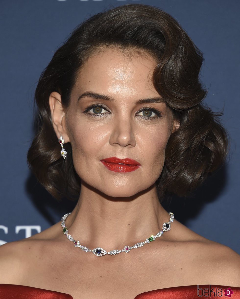 Katie Holmes opta por las ondas al agua en la presentación de Harry Winston