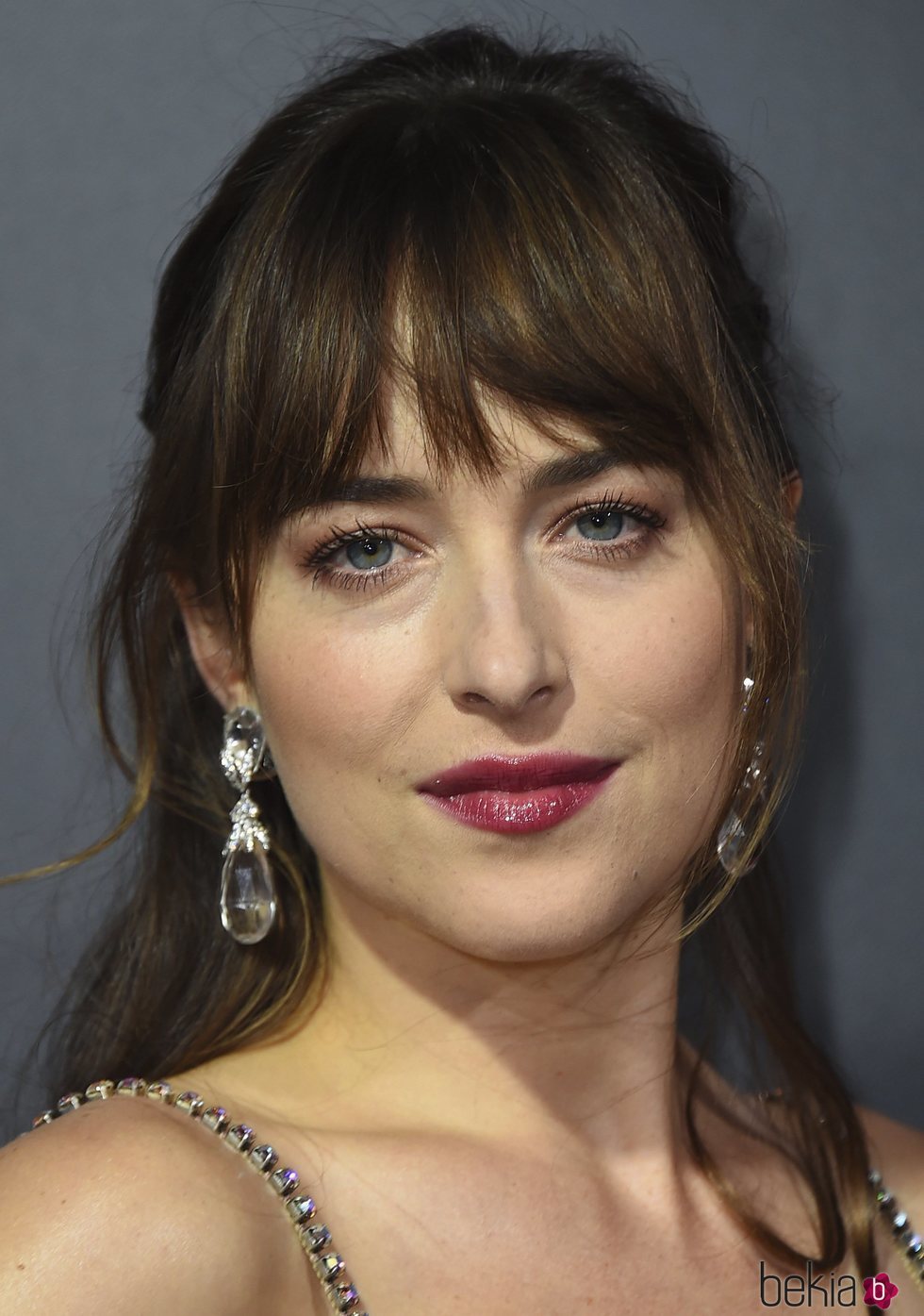 Dakota Johnson presenta su nueva película con un semirecogido