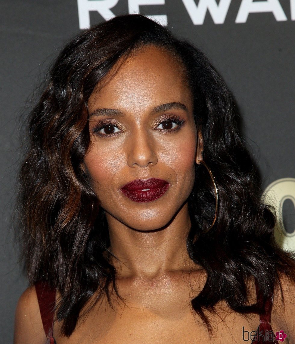 Kerry Washington con un beauty look oscuro en la gala de 'Audience Rewards'