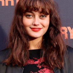 Ella Purnell look despeinado en la premiere de 'The Ferryman'