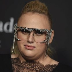 Rebel Wilson posa con unas maxi gafas en los premios Instyle