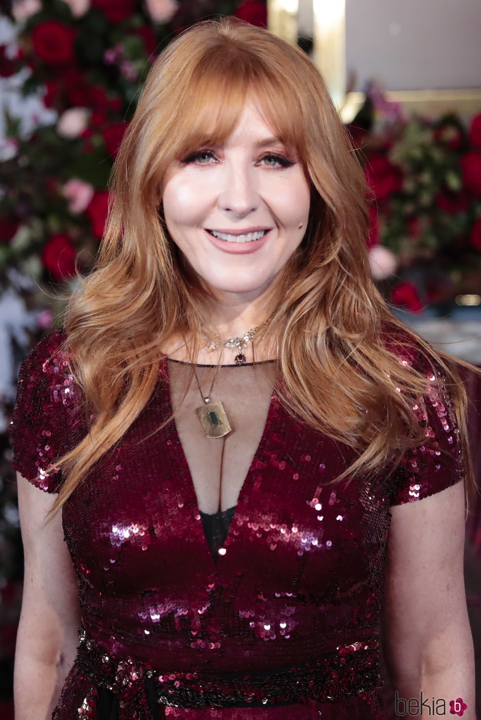 Charlotte Tilbury luce un maquillaje en tonos tierra