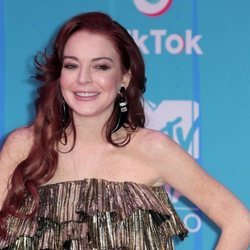 Lindsay Lohan luce un peinado de ondas de agua