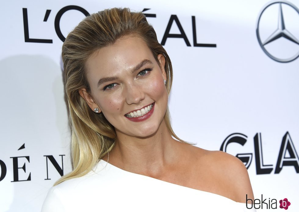 Karlie Kloss luce un peinado con volumen en los Premios Glamour 2018