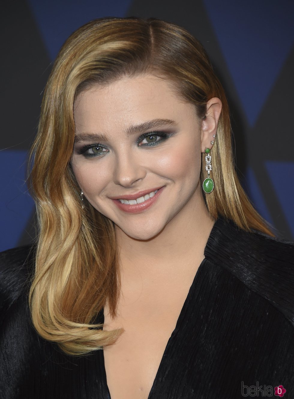 Chloe Moretz posa con un maquillaje brillante y natural