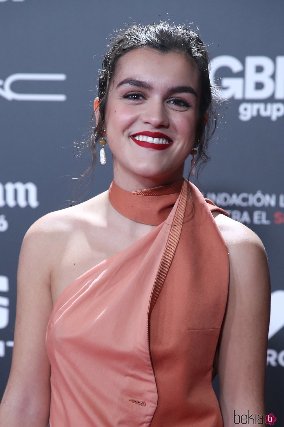 Amaia Romero luce sonrisa con un labial rojo mate