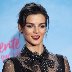 Clara Lago con un recogido desordenado en la premiere de 'Gente que viene y bah'