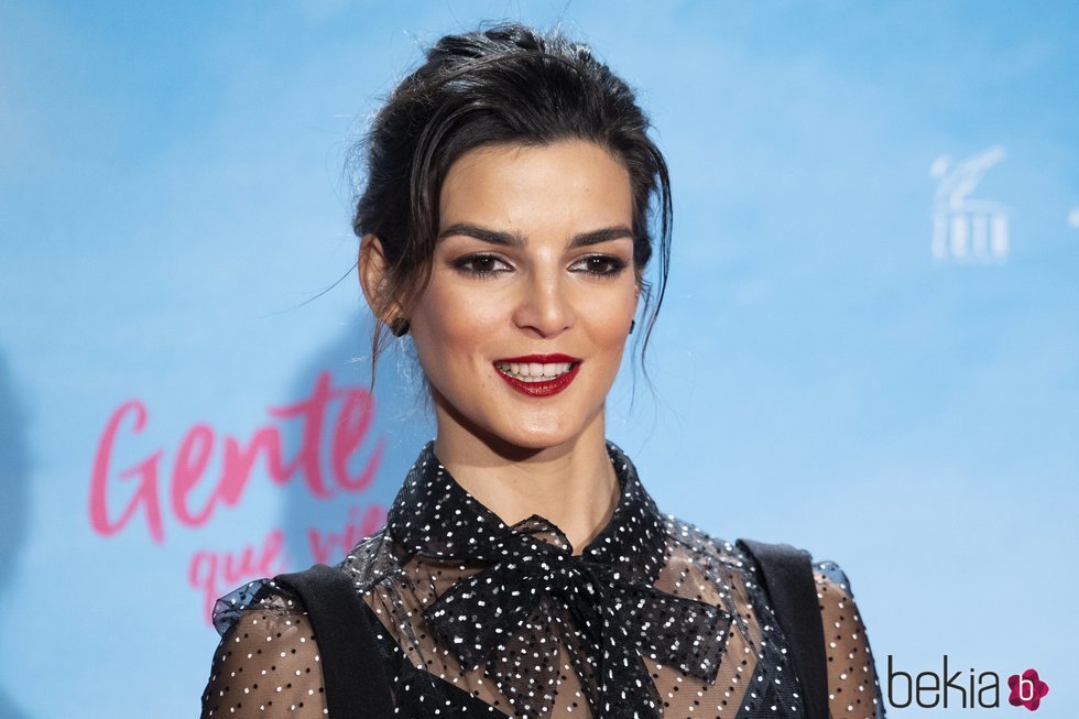 Clara Lago con un recogido desordenado en la premiere de 'Gente que viene y bah'