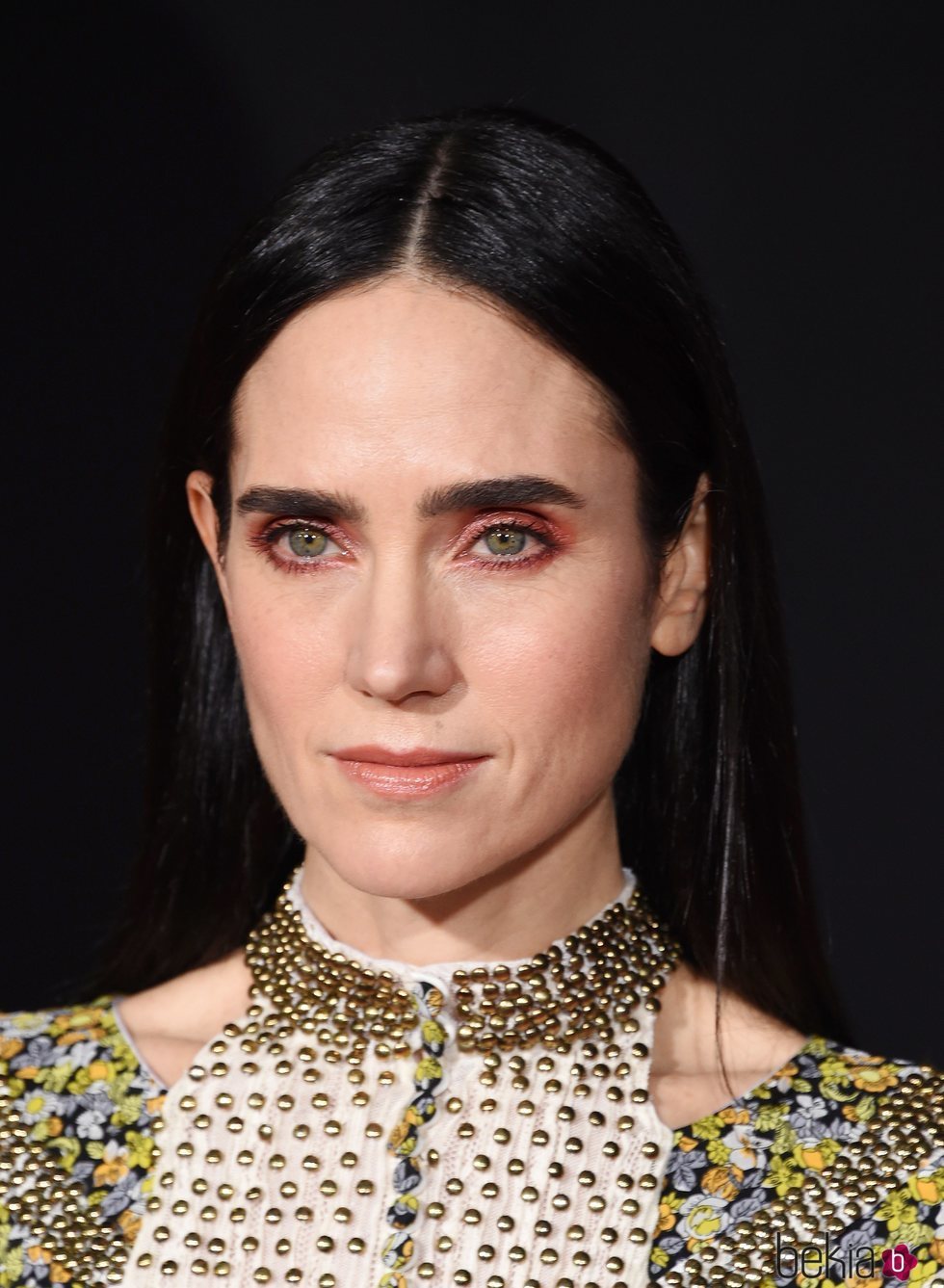 Jennifer Connelly con sombra de ojos rosa