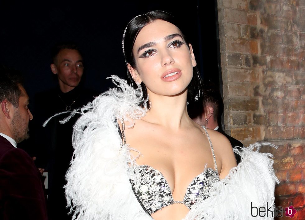 Dua Lipa con sombra de ojos negra muy marcada