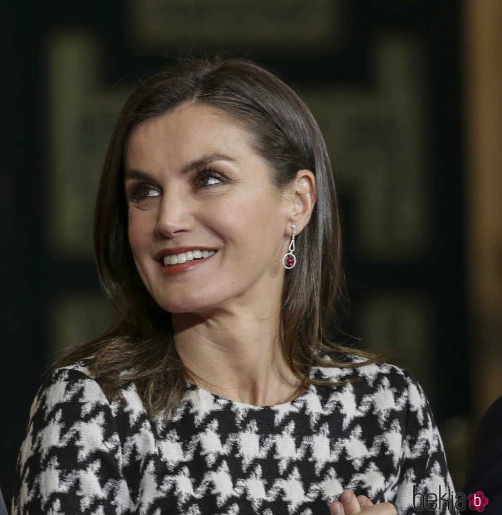 La Reina Letizia muy elegante con el pelo suelto