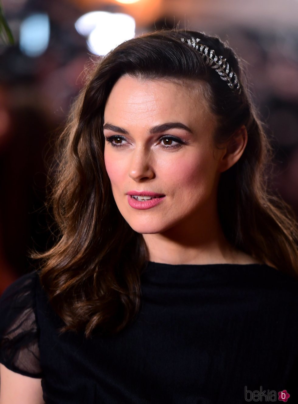 Keira Knightley con una diadema plateada