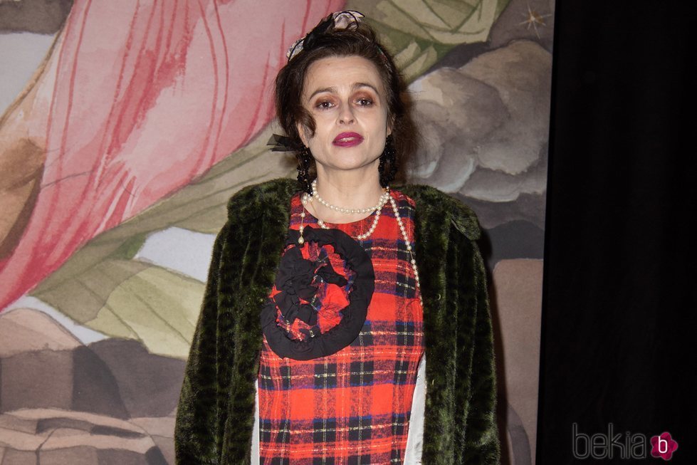 Helena Bonham Carter con pintalabios rosa fucsia