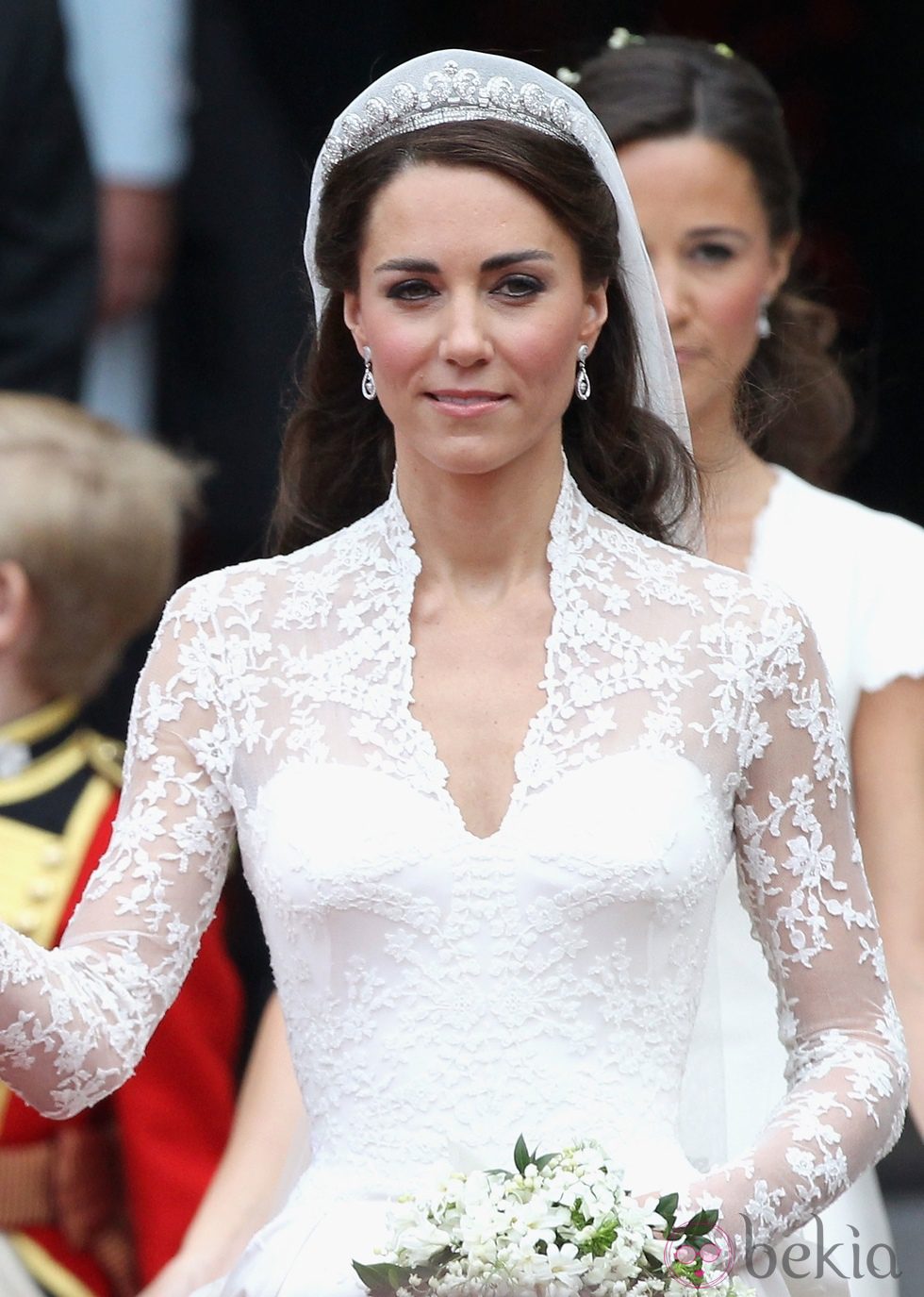 Kate Middleton con maquillaje rosado y ondas al agua en el día de su boda