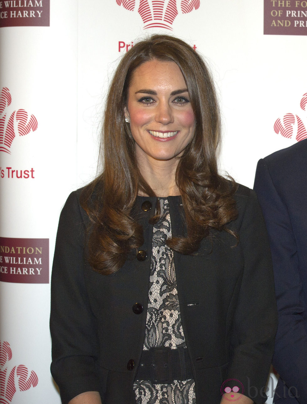 Kate Middleton con blush rosado y puntas marcadas por ondas