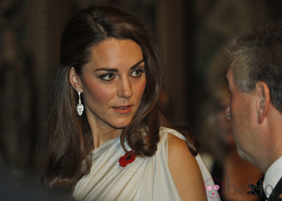 Kate Middleton con ojos ligeramente smokey y un semirecogido