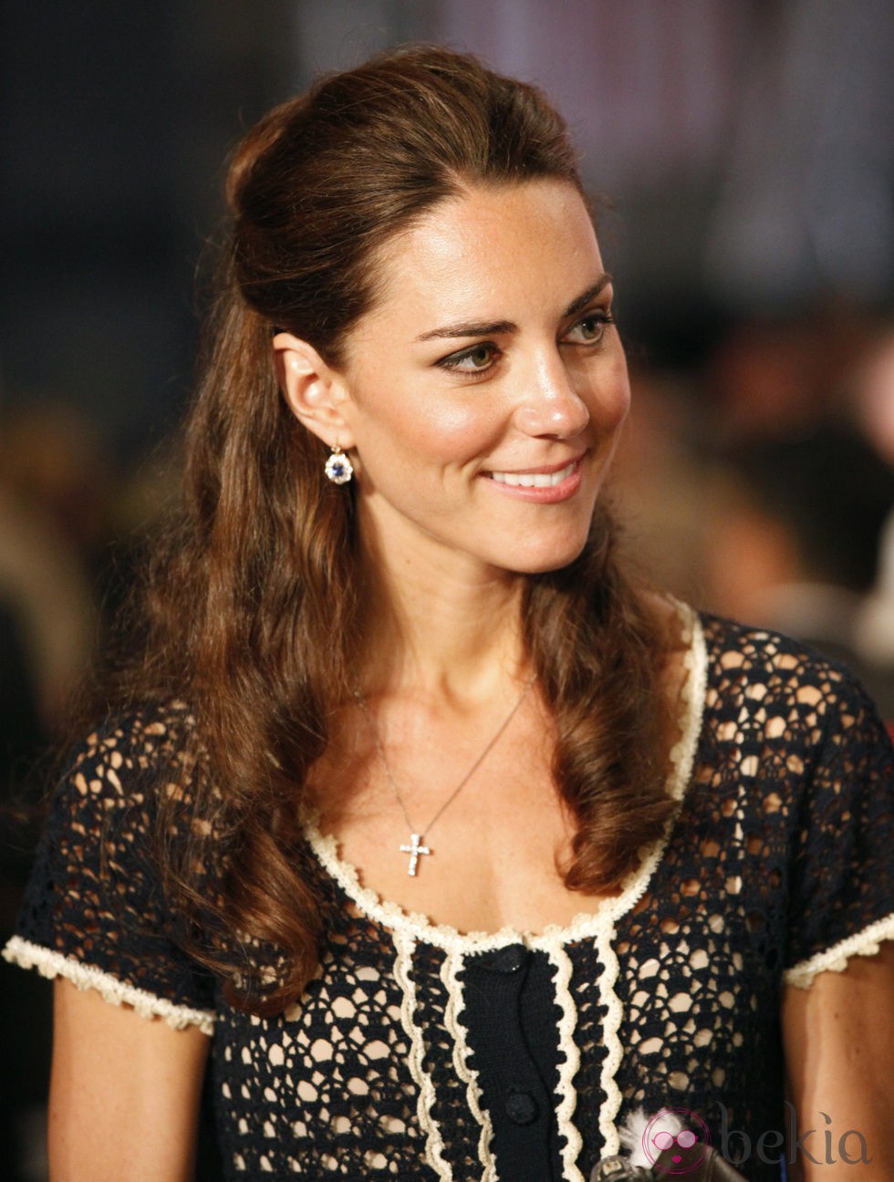 Kate Middleton con maquillaje nude y un semirecogido