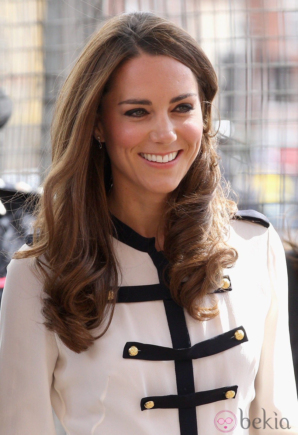 Kate Middleton eyeshadow negra y puntas marcadas por ondas