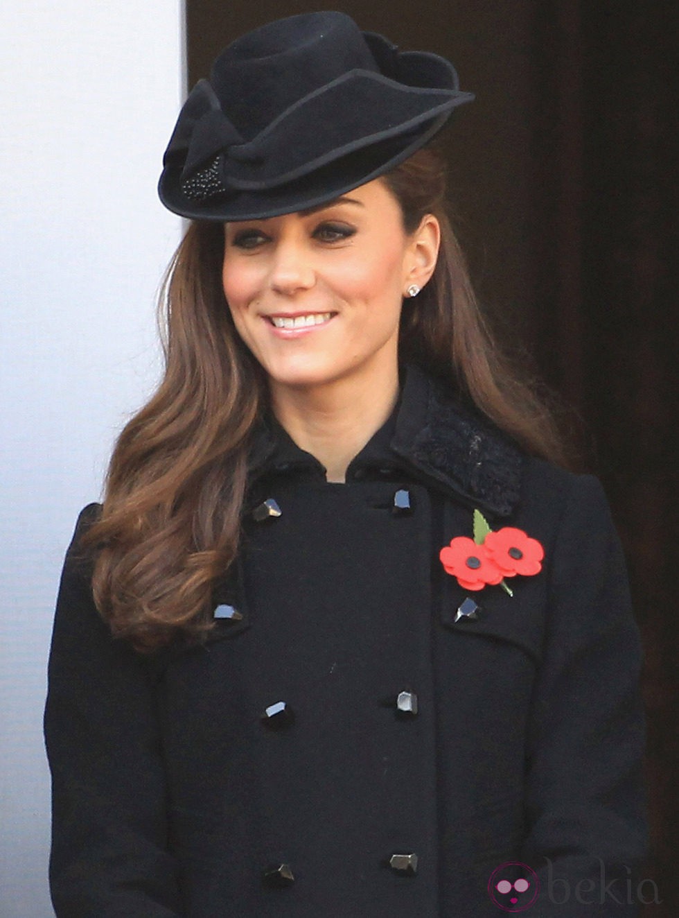 Kate Middleton con ojos ligeramente smokey y un semirecogido adornado por un tocado