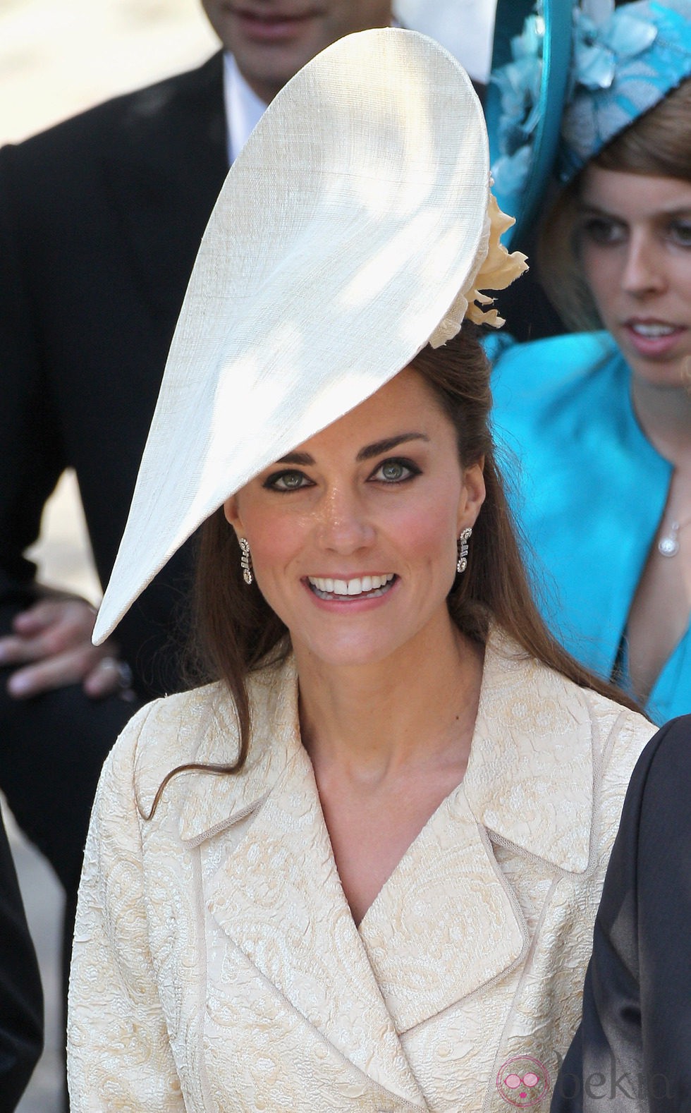 Kate Middleton con eyeliner negro y semirecogido adornado por un tocado