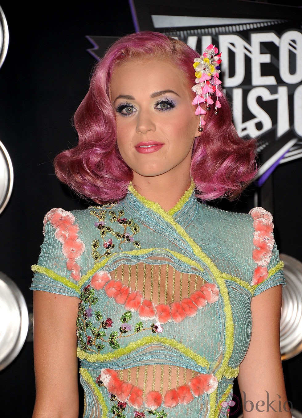 Peinado de Katy Perry con media melena rosa