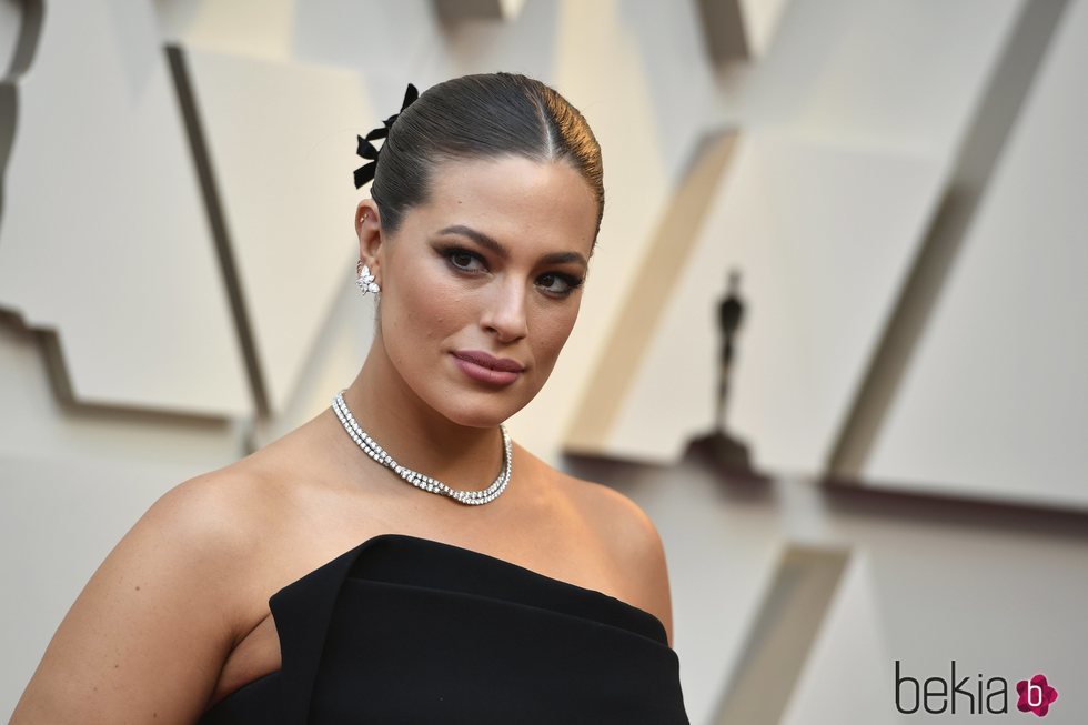 Ashely Graham con un recogido en los Premios Oscar 2019