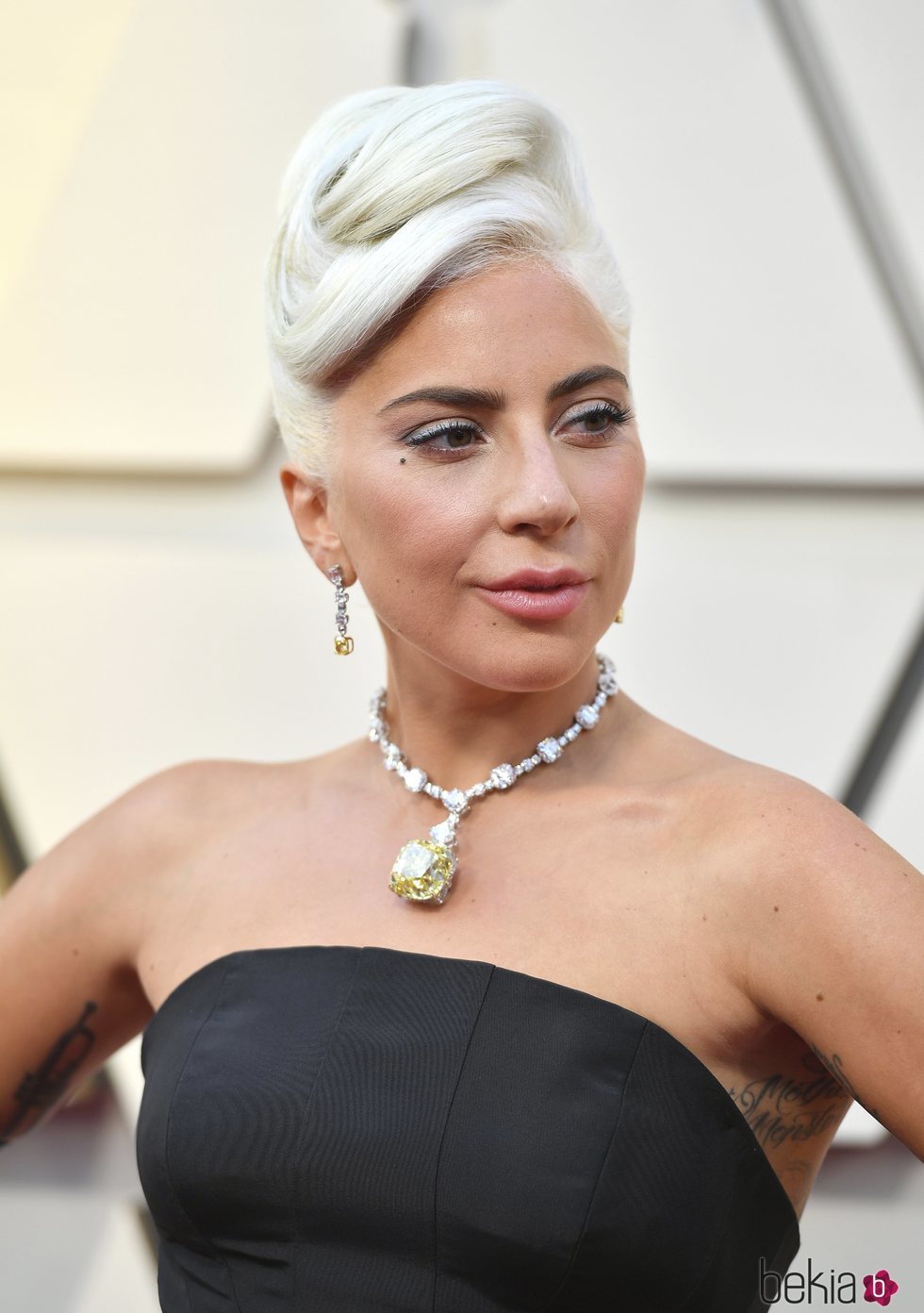 Lady Gaga con un recogido alto en los Premios Oscar 2019