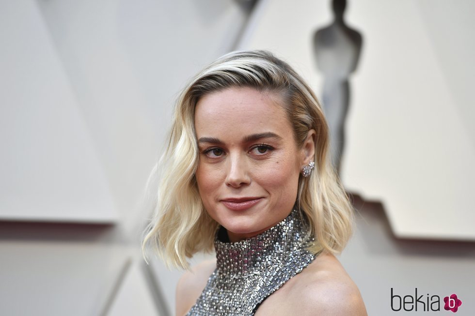 Brie Larson con el pelo corto rubio platino en los Premios Oscar 2019