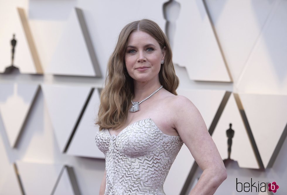 Amy Adams con el pelo ondulado en los Premios Oscar 2019