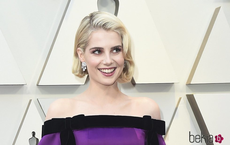 Lucy Boynton con el pelo corto rubio platino en los Premios Oscar 2019