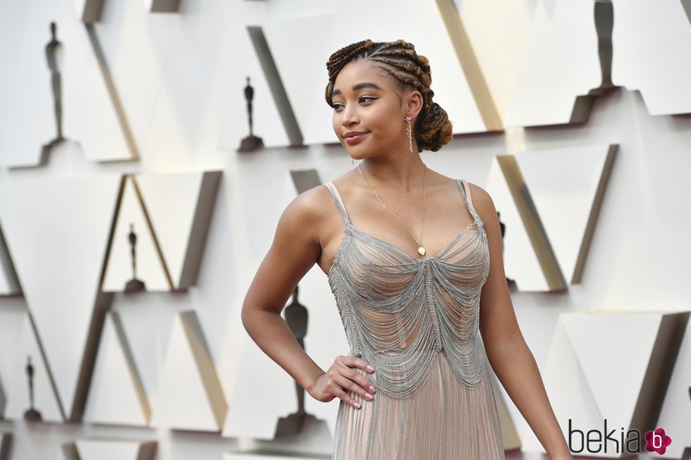 Amandla Stenberg con el pelo trenzado y recogido en los Premios Oscar 2019